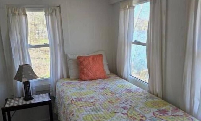 Syracuse Cabin | Red Cottage - Papakeechie - Secluded - Swim - Bonfires - Fish - Relax