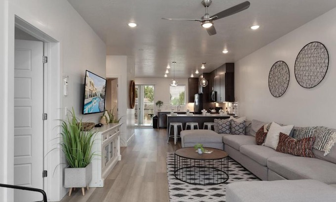 St. George House | Red Desert Loft Resort 37 Pickleball Courts, Foosball, Resort Pool with Waterslide & Jacuzzi!