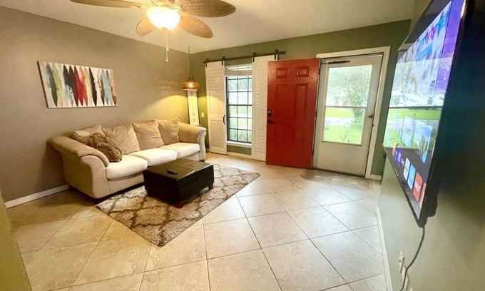 North Northwest Pensacola House | Red Door Bungalow-15 minutes to BEACH + Pet-Friendly!