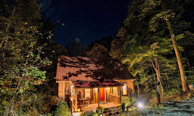 Rockbridge House | Red Door Lake House, Hocking Hills, WiFi, Hot Tub, Romantic suite, Luxury.