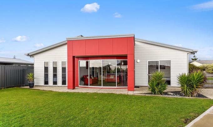 Port Macdonnell House | RED FIN part of BLUE FIN HOLIDAY HOMES - Free Wi-Fi & pet friendly