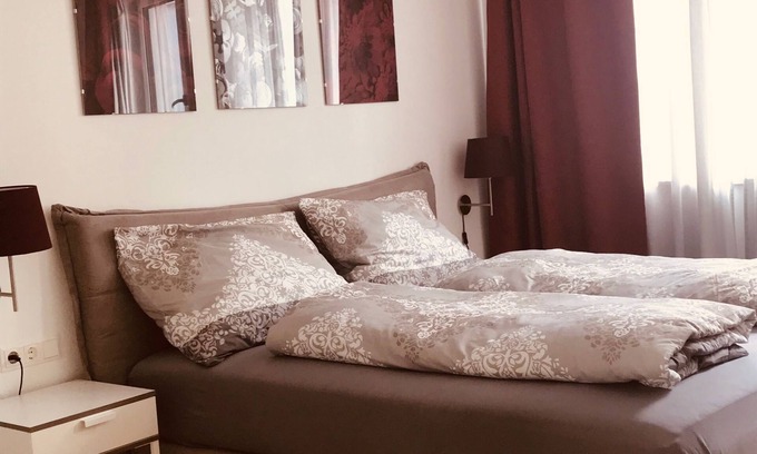 Donaustadt Apartment | Red Flower Apartment with Pool - 5 min to Lake