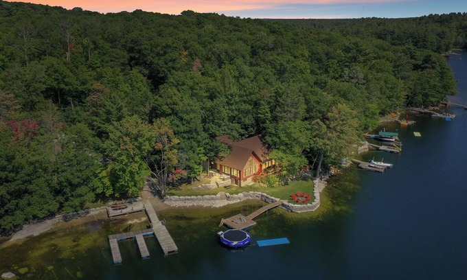 Trent Lakes Cottage | Red Haven Paradise On The Lake with Hottub & Sauna