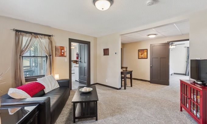 Lake City House | Red Hibiscus House - 3 Blocks from Lake Pepin