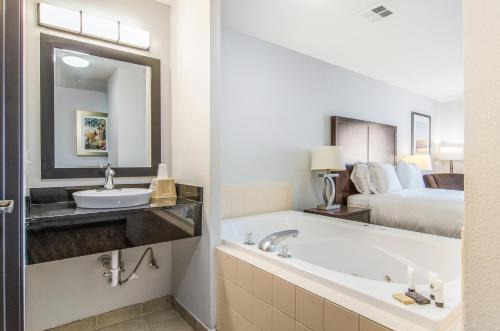 Des Moines Hotel | Red Lion Inn & Suites Des Moines