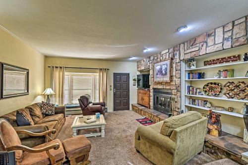 Red River House | Red River Townhome with Balcony and Mtn Views!