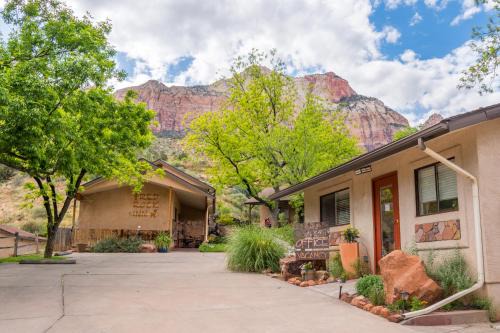Zion National Park South Entrance Hotel | Red Rock Inn Cottages