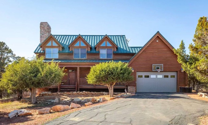 Zion National Park East Entrance Cabin | 🌲Red Rock Pines🌲 Hot tub💧 Hiking trails🥾 Near Zion's Nat'l Park🏞