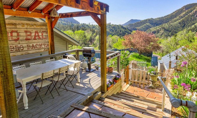 Idledale House | Red Rocks Chalet w/ Dream Kitchen: Extended Stays