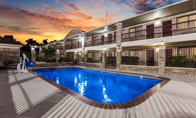 Willis Hotel | Red Roof Inn Conroe North - Willis