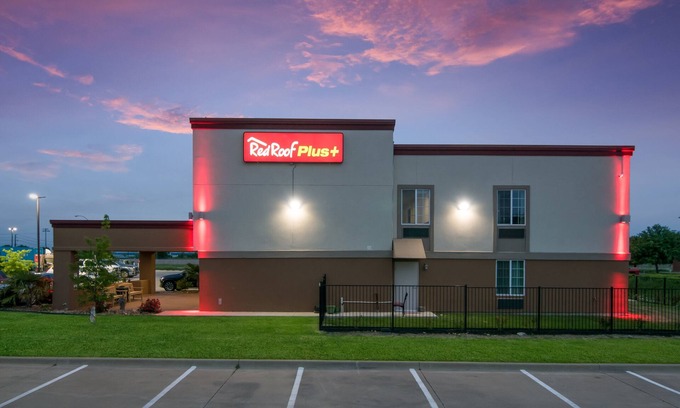 Burleson Hotel | Red Roof Inn PLUS+ Fort Worth - Burleson