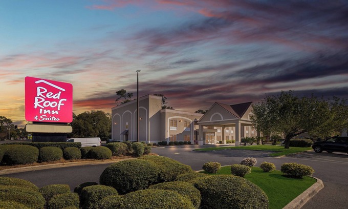 Albany Hotel | Red Roof Inn & Suites Albany, GA