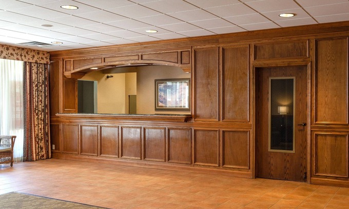 DeKalb Hotel | Red Roof Inn & Suites DeKalb