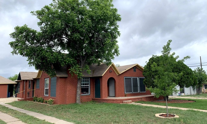 San Angelo House | Red Rooster House - King & Queen bedrooms Easy access to all areas of the city