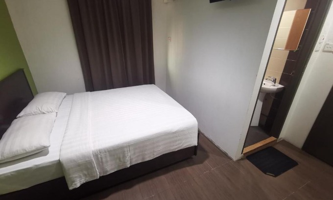 Victoria Hotel | Red Tomato Hotel