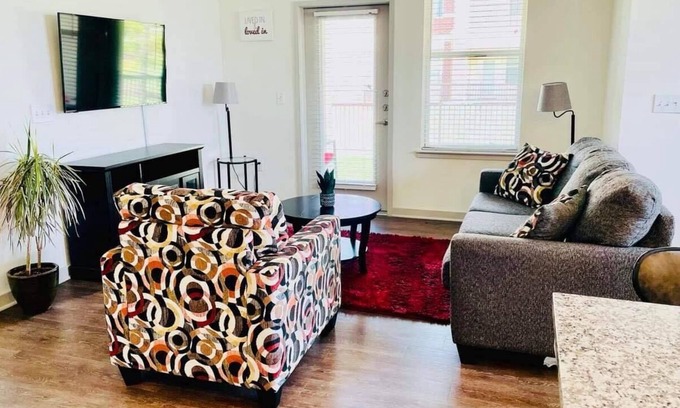 Missouri City Apartment | Red Velvet ~ Glamorous 1 BD / 1 BA Apt | Perfect for Relaxation