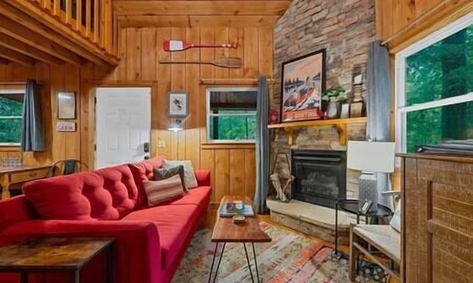 Bee Spring Cabin | Redbird Hideaway With Hot Tub