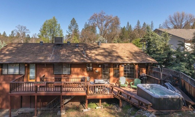 Oakhurst House | Redbud Cabin and Spa 30 Minutes to Yosemite!