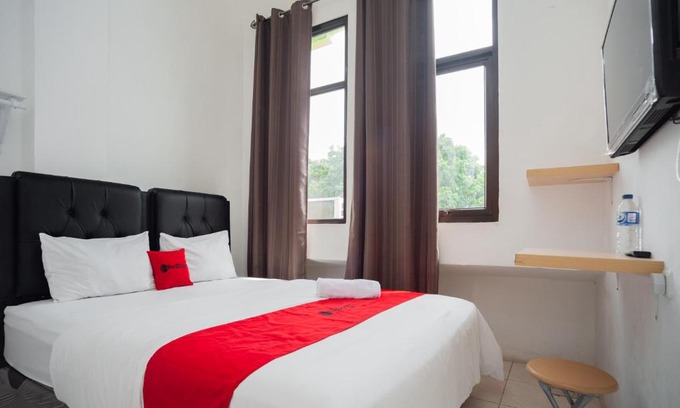Palembang Hotel | RedDoorz at Jalan Bangau Palembang