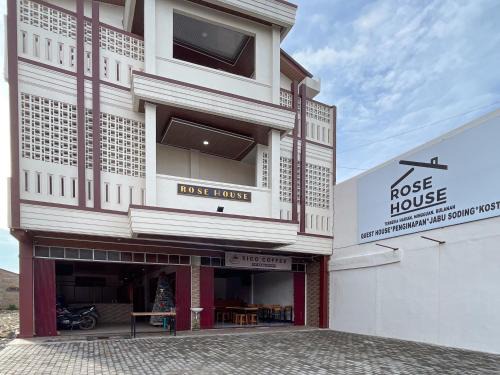 Medan Hotel | RedDoorz at Rose House Simpang Pemda Medan Selayan