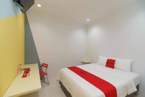 Jaka Sampurna Hotel | RedDoorz at Taman Galaxy Bekasi