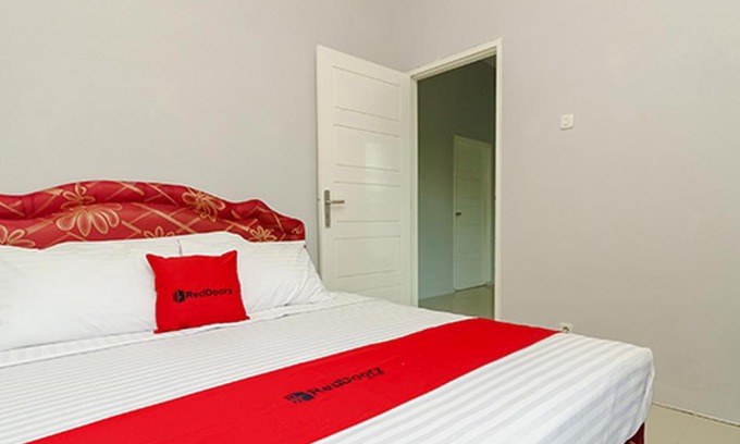 Palembang Hotel | RedDoorz @ Jalan Demang Lebar Raya Palembang