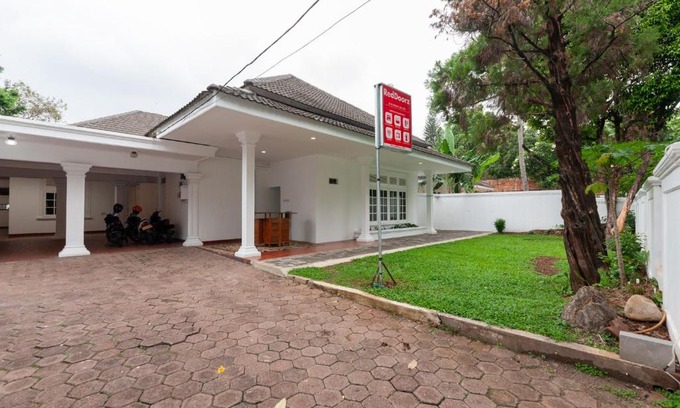 Bangka Hotel | RedDoorz @ Kemang Dalam