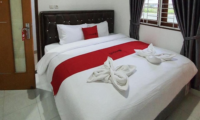 Medan Hotel | RedDoorz near CitraLand Gama City Medan