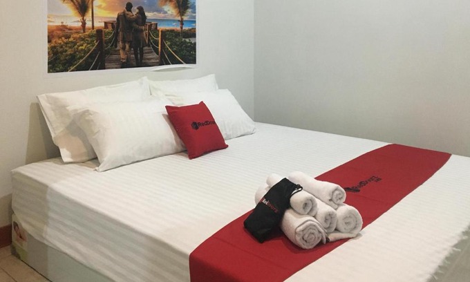 Medan Hotel | RedDoorz near Institut Kesehatan Helvetia