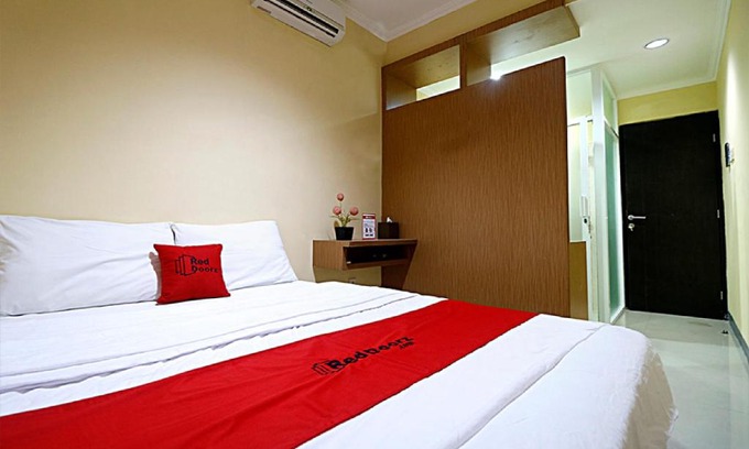 Sunter House | RedDoorz near ITC Cempaka Mas