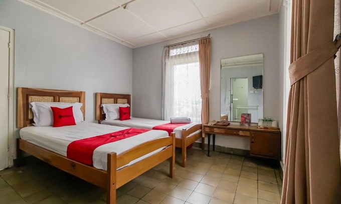 Bukittinggi Hotel | RedDoorz near Jam Gadang Syariah Bukit Tinggi