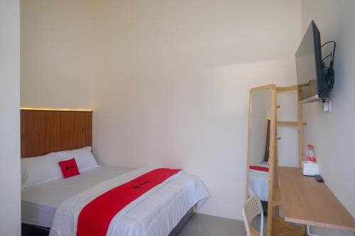 Baki Hotel | RedDoorz near Laweyan Gentan