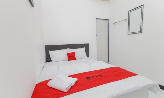Wonokromo Hotel | RedDoorz near Mayapada Hospital Surabaya