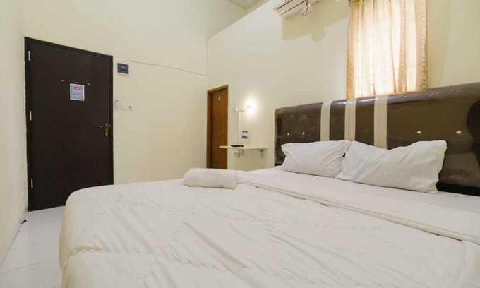 Palembang Hotel | RedDoorz near OPI Mall Palembang 2