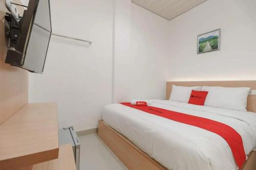 Palembang Hotel | RedDoorz Plus near RS RK Charitas 2 Palembang