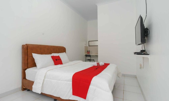 Bekasi Hotel | RedDoorz Syariah near Exit Toll Jatiwarna 2