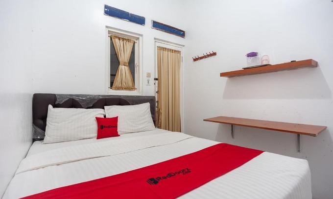 Cililitan Hotel | RedDoorz Syariah near PGC Cililitan