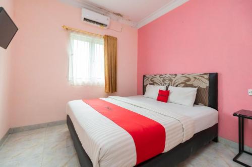 Padang Hotel | RedDoorz Syariah near Transmart Padang