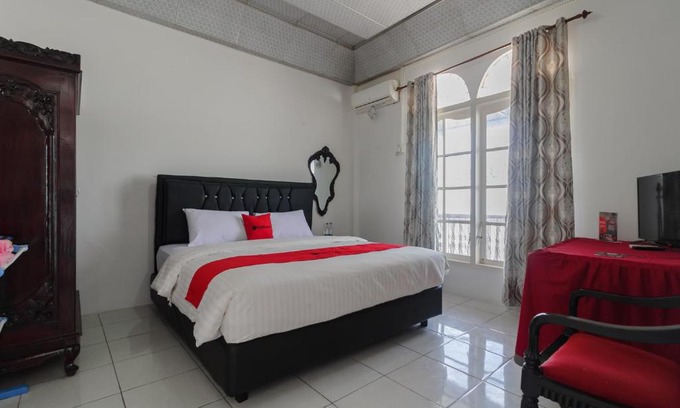 Padang House | RedDoorz Syariah near Universitas Negeri Padang