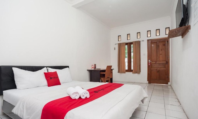 Bekasi Hotel | RedDoorz Syariah Plus near Jatiwarna Toll Gate