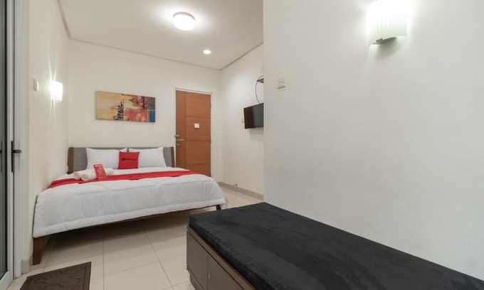 Binong Hotel | RedDoorz @ Tirta Mansion Karawaci