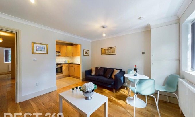 Redhill Apartment | Redhill town centre apartment by Livingo