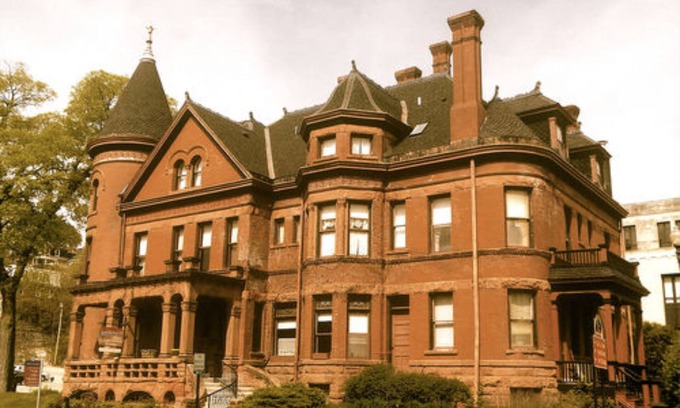 Dubuque Bed & Breakfast | Redstone Inn And Suites