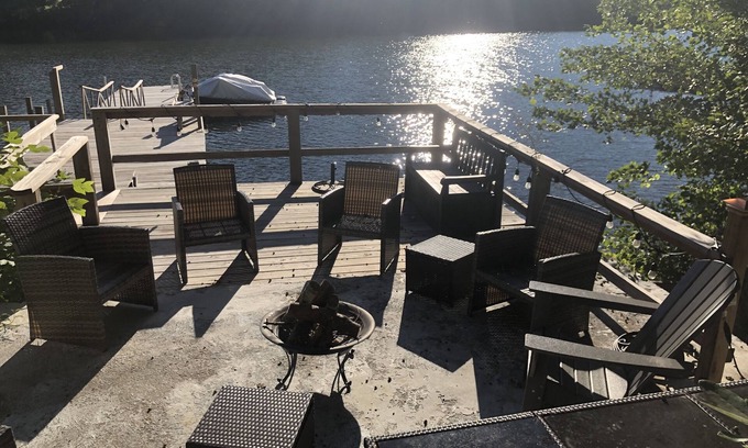 New Fairfield House | REDUCED FOR AFTER LABOR DAY - Waterfront cottage on Candlewood Lake