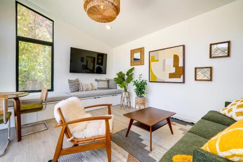 Roosevelt House | Redwood City Escape with Big-Screen TV!
