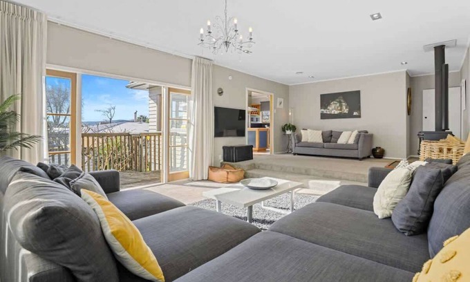 Lynmore House | Redwoods Retreat | Spa Pool, Fireplace & BBQ!