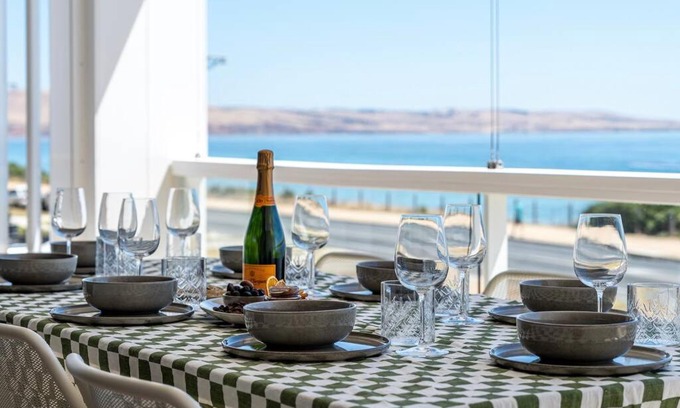 Aldinga Beach House | Reef House: Pool Beachfront Near Wineries