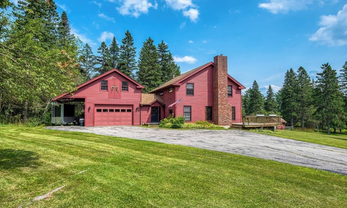 Rangeley House | Reef's Rangeley Lodge - great amenities, including hot tub!