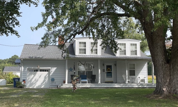 Reedville House | Reelin&Relaxin Spacious Farmhouse Reedville, VA Sleeps 8: 3 Bdrm 2 full bathroom