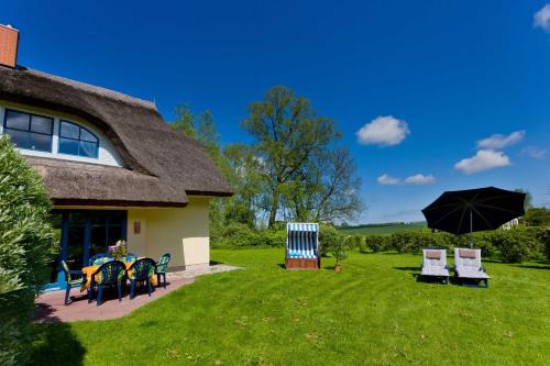 Puddemin House | Reetdachhaus Eibe 2, Kaminofen, Sauna, 8 Personen, W-Lan